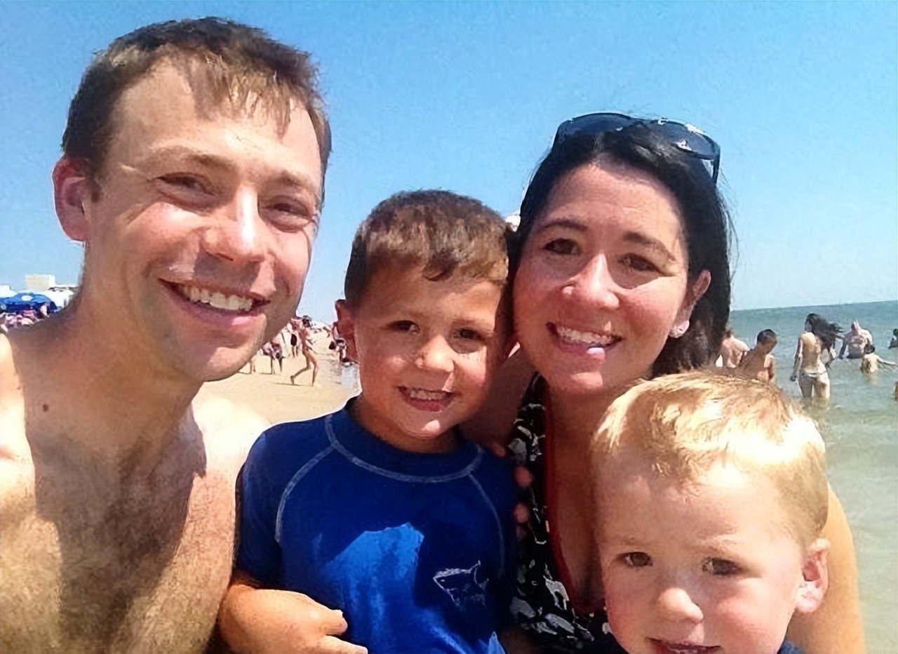 美国双胞胎姐妹同天生孩子 (美国姐妹同时生下双胞胎)