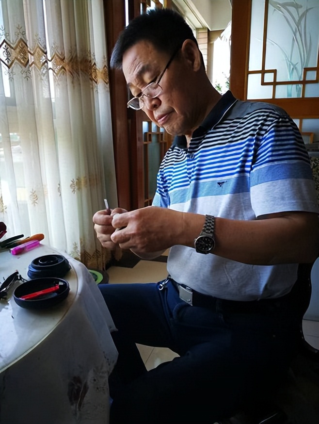 天有一双手——记军休干部吴建德义务为民服务11年