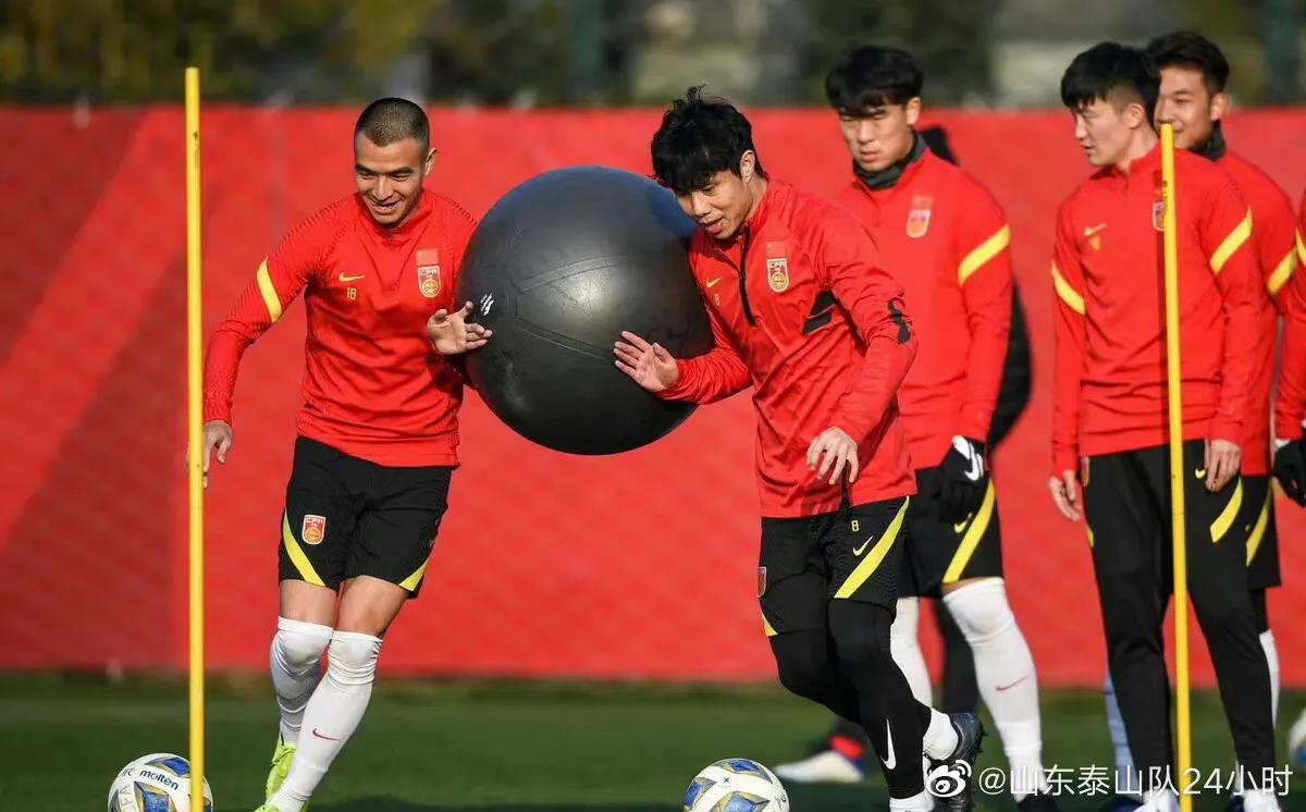 中国国家足球队训练图,利马晒在国家队训练照