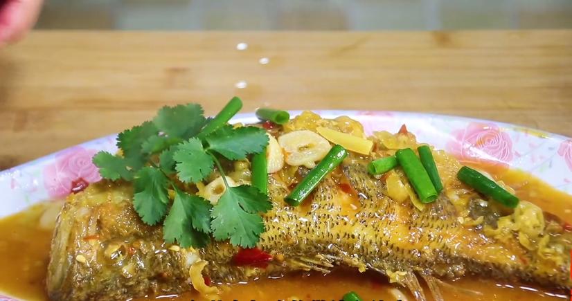 做红烧鱼怎么不掉鱼皮,做红烧鱼之前怎么处理鱼