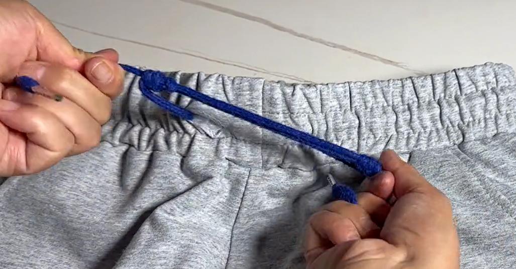 休闲裤上的绳子怎么穿,休闲裤的绳子该系还是不系