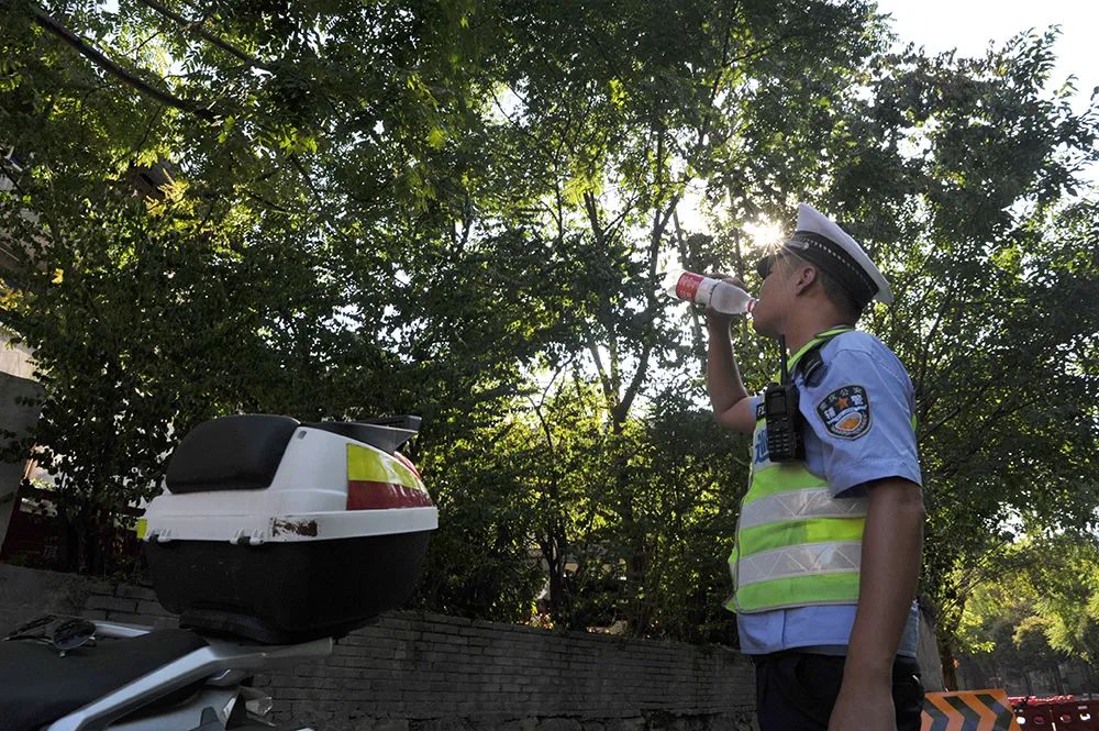 致敬交警烈日下的坚守作文,致敬烈日下的守卫人