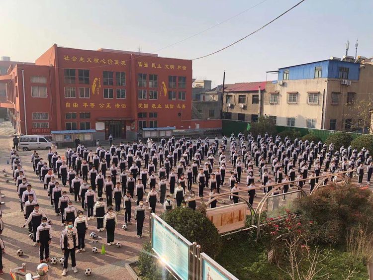 阳光体育快乐足球绘画初一,阳光体育快乐足球比赛