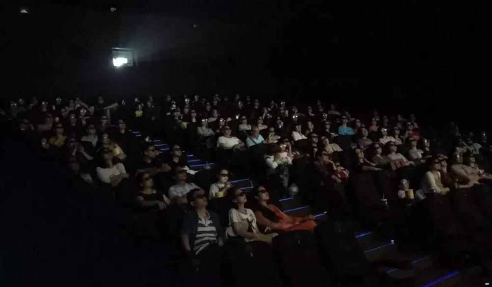 鐢靛奖闄㈢唺瀛╁瓙浜嬩欢瀹屾暣瑙嗛,鐢靛奖闄㈢唺瀛╁瓙浜嬩欢瑙嗛