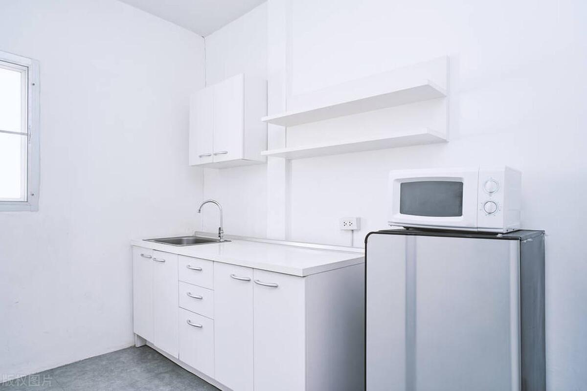 E1级三聚氰胺板和实木多层板哪个贵（深入探讨）