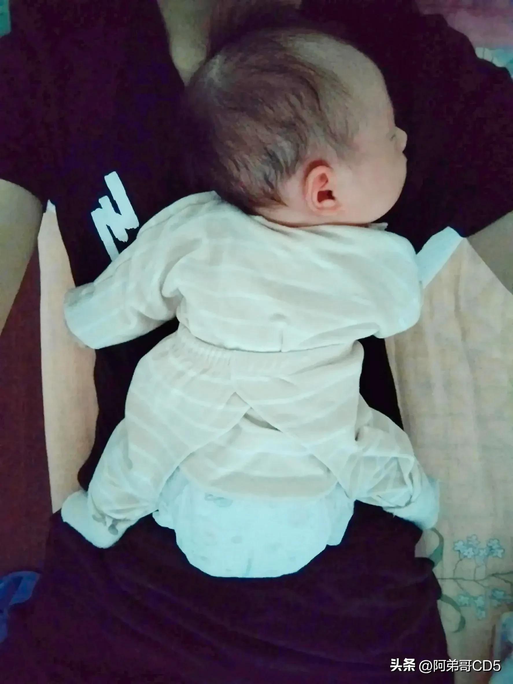 四十八天的宝宝吃完奶就睡,39天宝宝喝完奶就哭闹然后吐奶