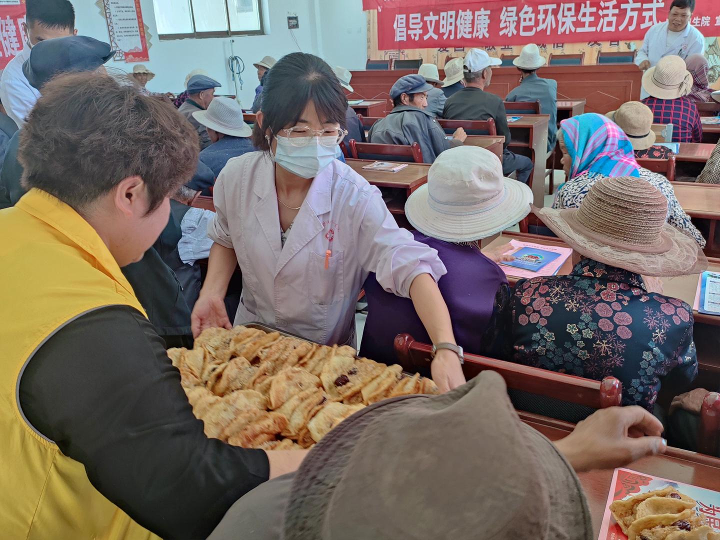 情暖社区关爱老人义诊活动,义诊活动心连心健康服务暖人心