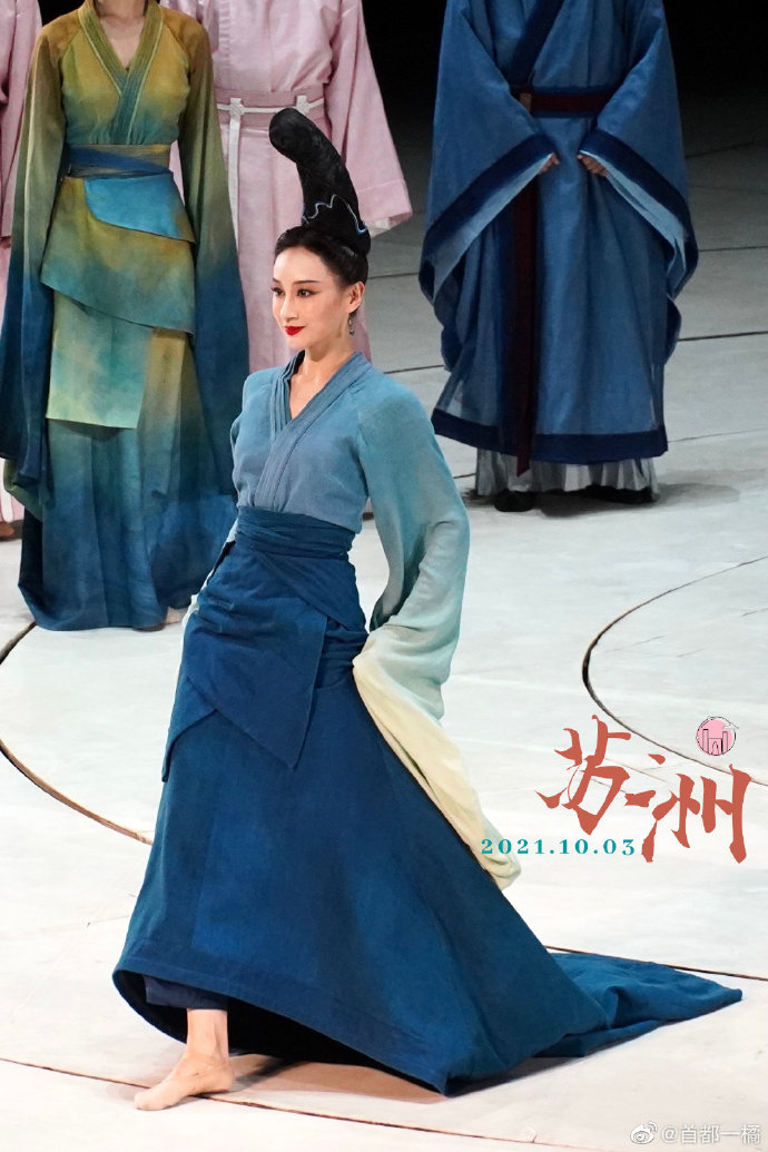 贾玲沈腾本色出演张小斐,贾玲张小斐2020微博之夜红毯视频