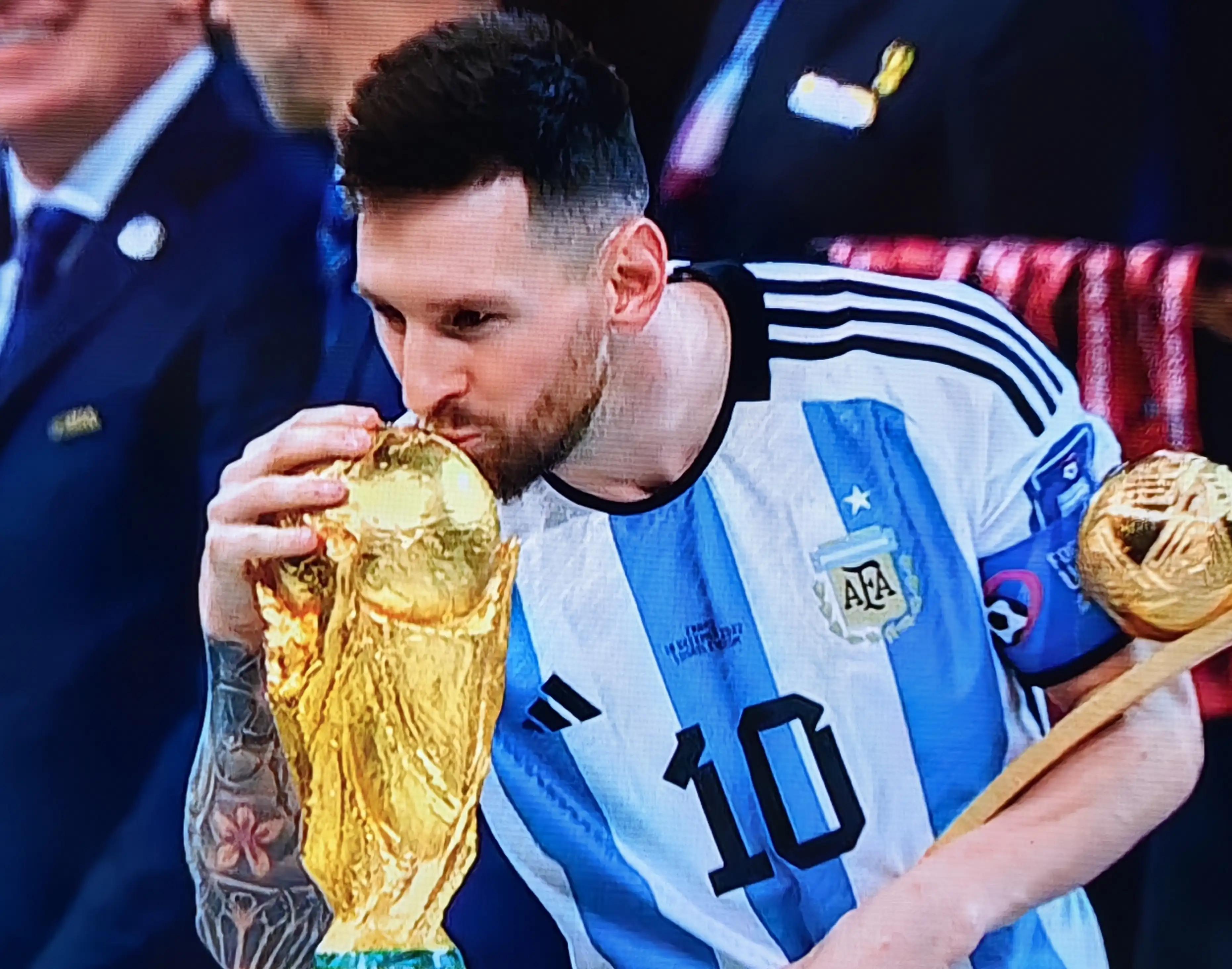 你怎能不爱梅西,你怎能不爱足球啊