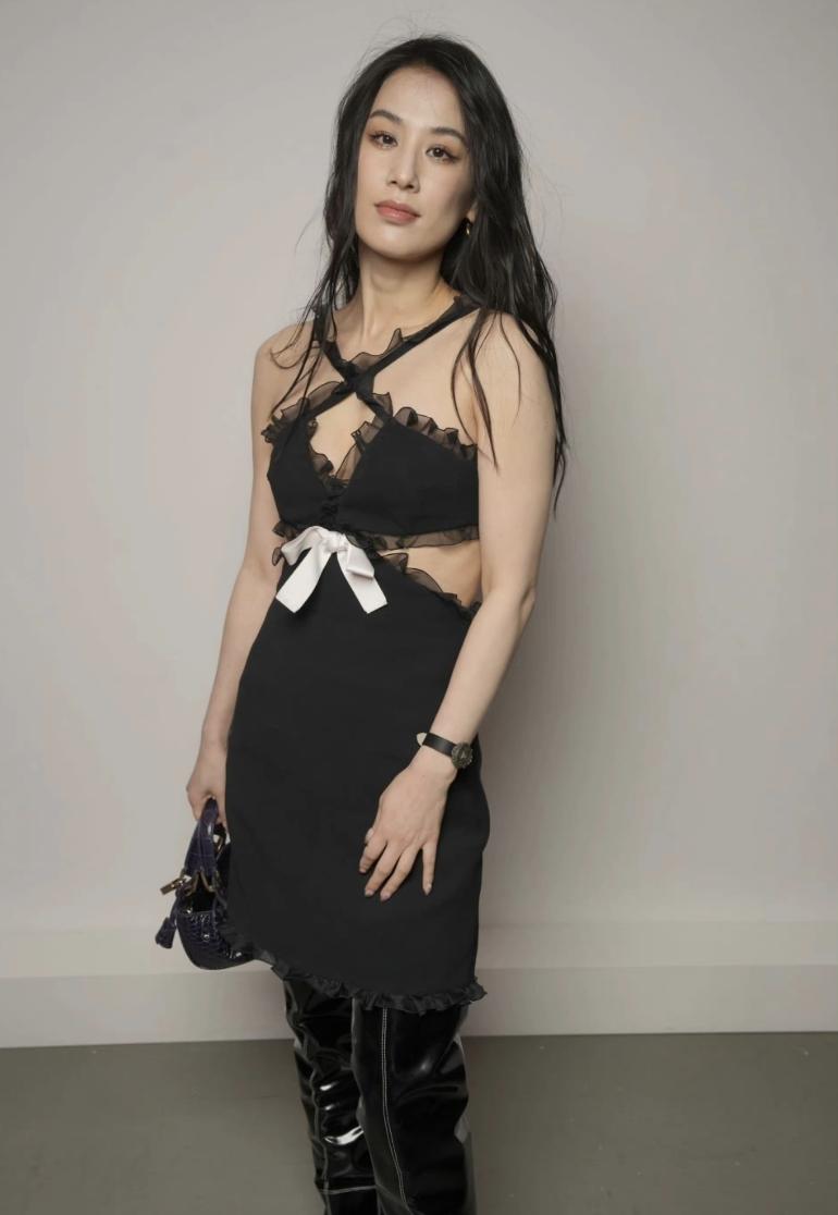 关晓彤穿搭被吐槽10年前,关晓彤白礼服黑内搭走红毯