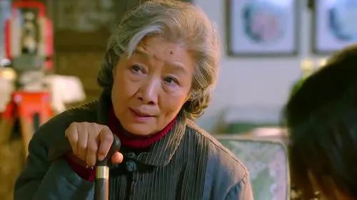 陈姨将包送保姆,她女儿说包里有价值10万钻戒,保姆放下3万辞职