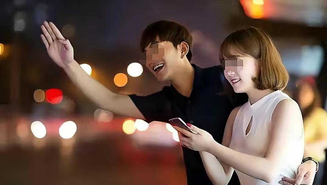 情侣在网约车上遭司机不满,情侣在网约车上吵架连扇耳光后续