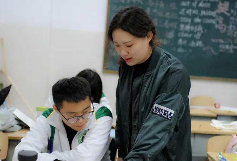 高中生女生穿公主裙,高中生穿公主裙