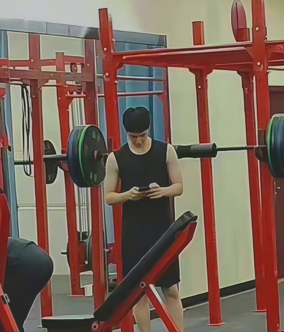 王一博脸型无颧骨,王一博的法令纹