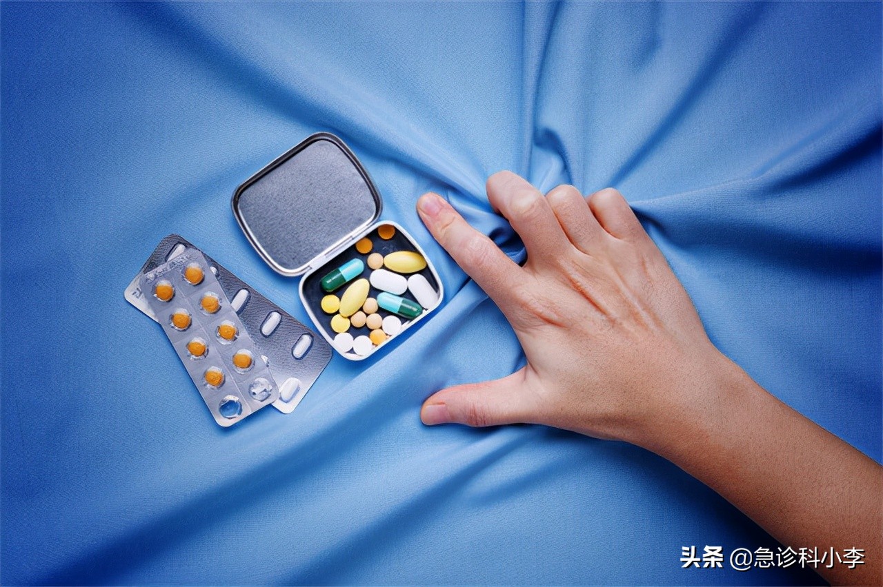 身上出现不痒的小红点是怎么回事,身上突然起了很多小红点不痛不痒