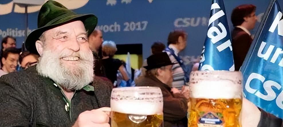 乘风破浪的啤酒：三代人孕育的“啤酒之王”，为何会*身卖**英博？