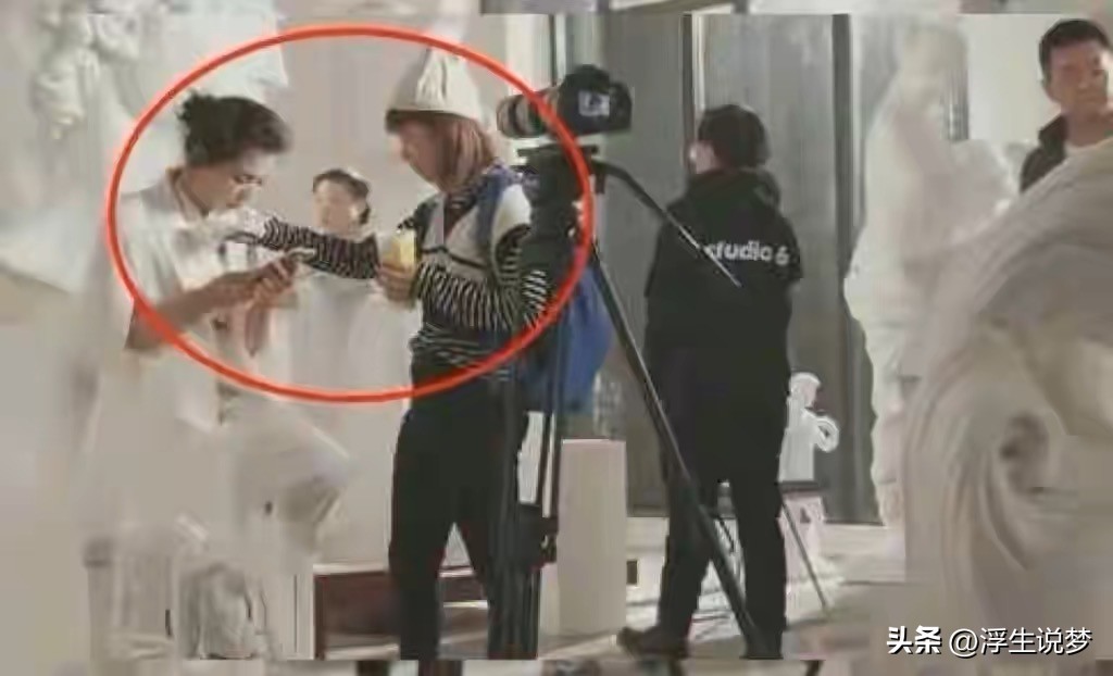 助理伺候明星跪下打伞,助理跪下伺候明星洗脚穿鞋