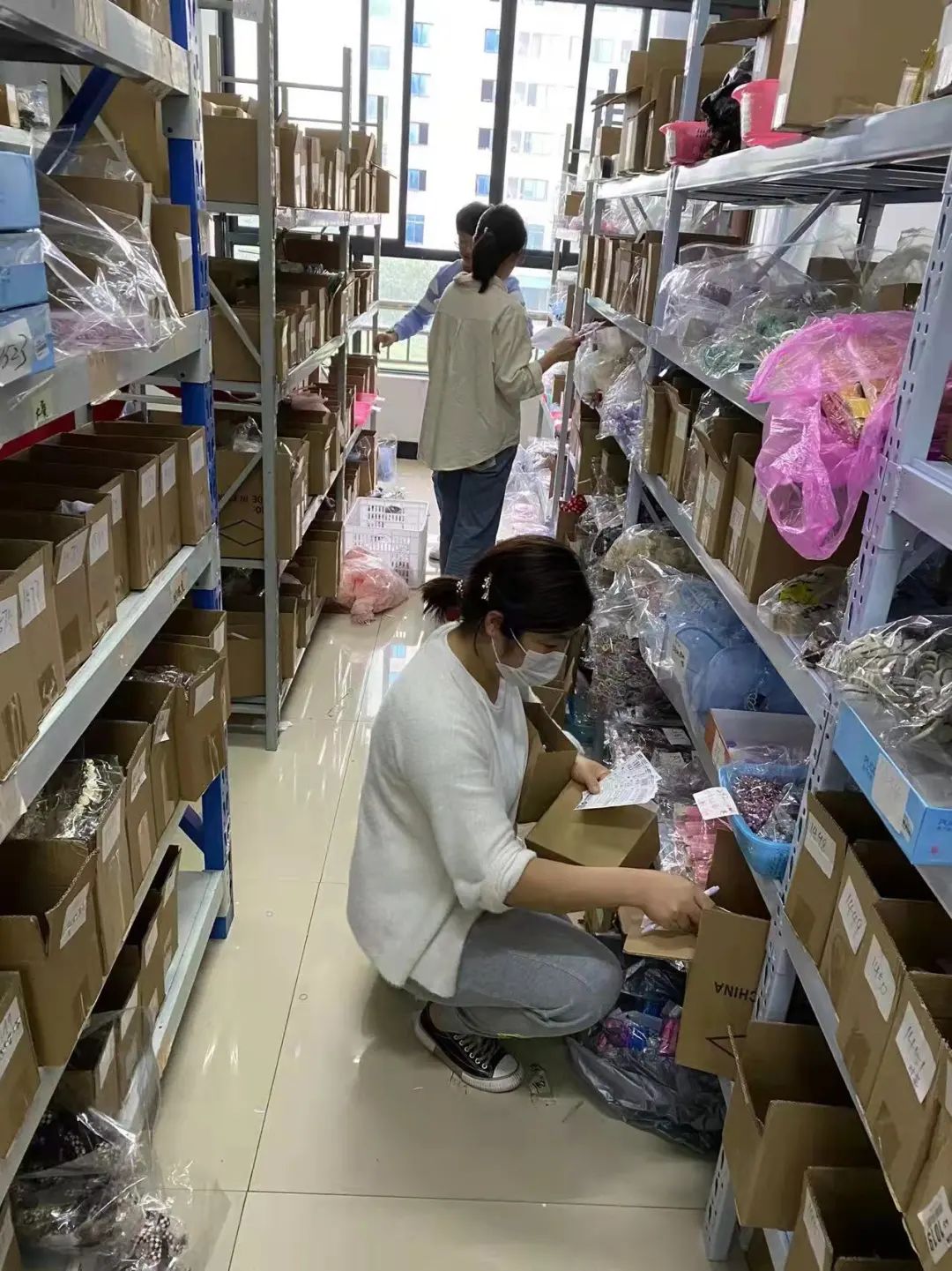 她们在义乌档口卖头花,最便宜的只要几毛钱,一月带货150万元