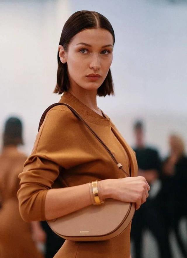 水桶包跟法棍包哪个更显气质,法棍包穿搭也太好看了吧