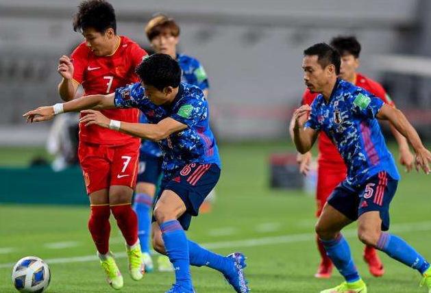 新王登基！越南国足创造历史，史上首次夺冠，队员怒吼疯狂庆祝