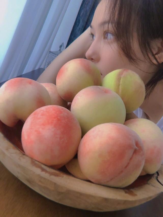 *拍偷**美女自拍张馨予出差留着网红发卡，化好妆还不忘吃饭。