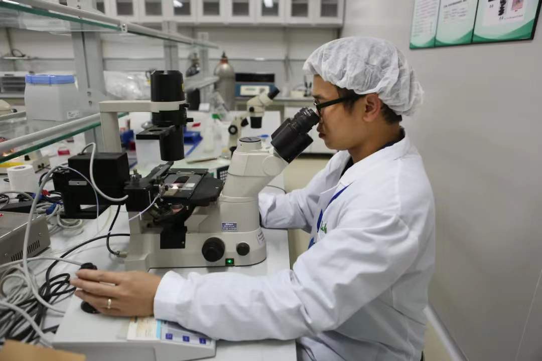 佩戴银手镯能把身体酸性消除吗,银手镯长期带着会破坏神经系统吗