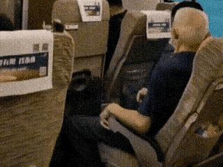 重庆一退休老教师当众猥亵女童：裤裆大开摸女孩*处私**，还是个惯犯