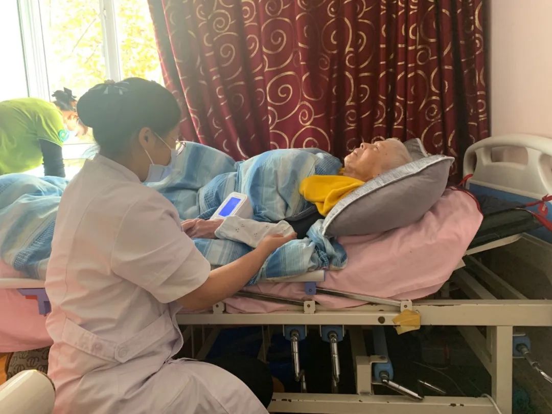 为老人洗澡:499一次,有人11年没洗,有的长疮,用洗澡恢复尊严