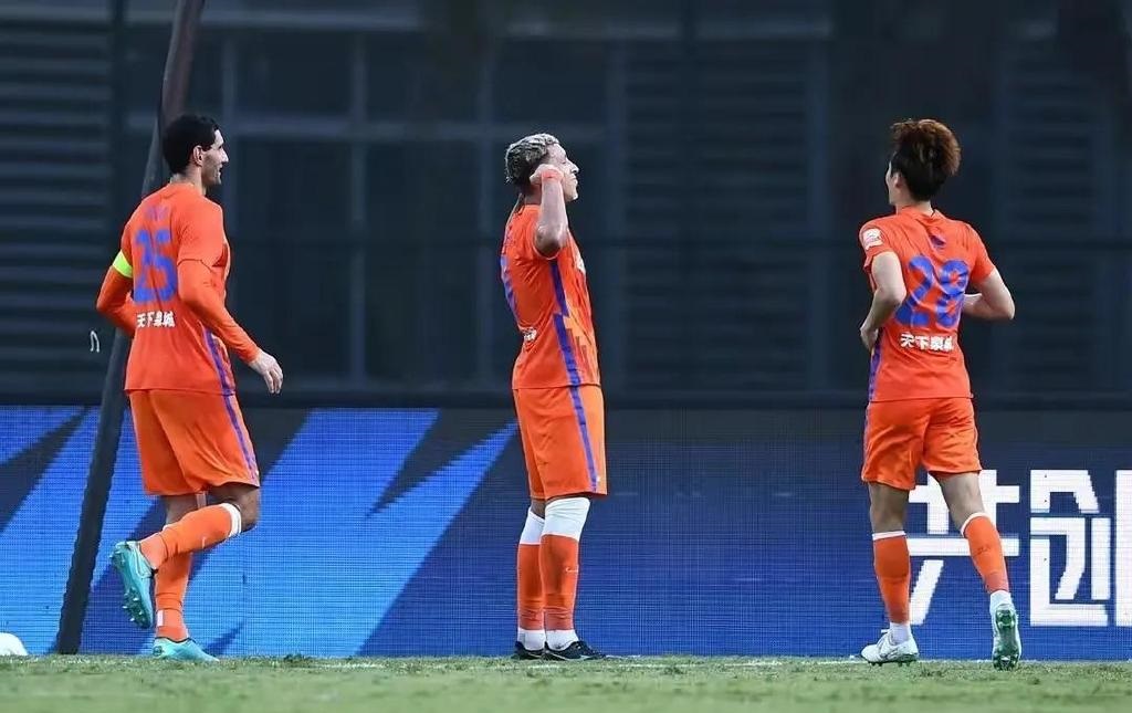 克雷桑被抬腿踢球出界,克雷桑进球后崔康熙反应