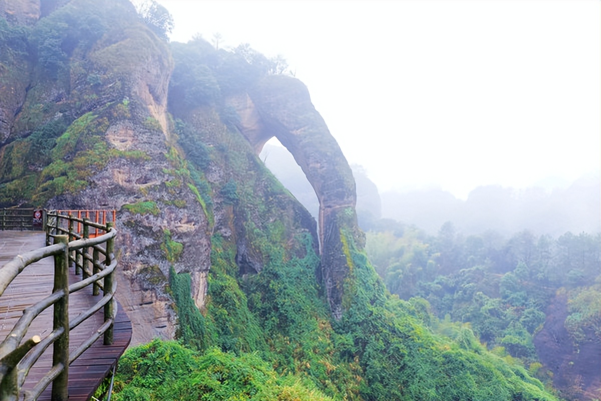问道龙虎山，观“天下三绝”，“道教第一山”碧水丹霞入画来