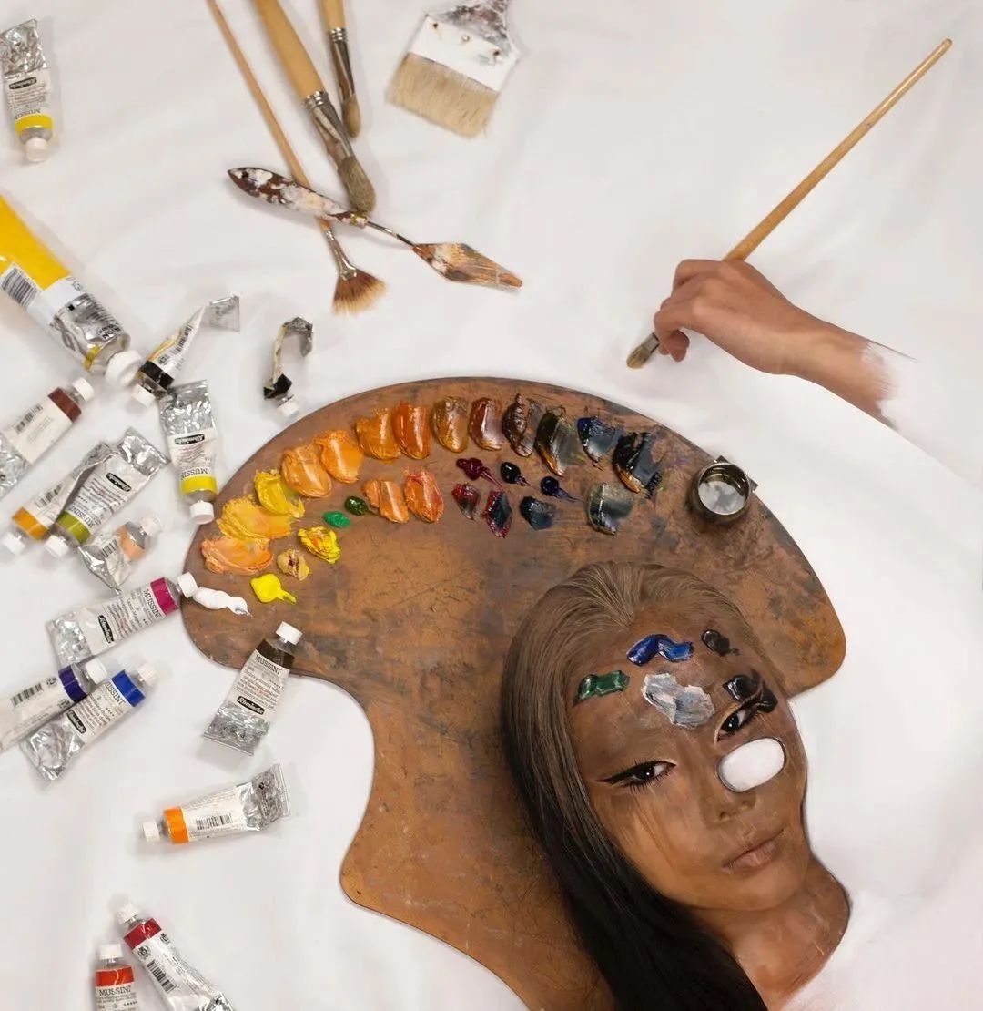 她脱去衣服,在自己皮肤上作画,狂吸63万粉,还能月入百万