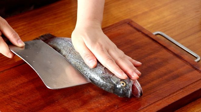 鲫鱼草鱼鳊鱼鲈鱼哪个刺少好吃,鲈鱼怎样做鱼不腥又好吃