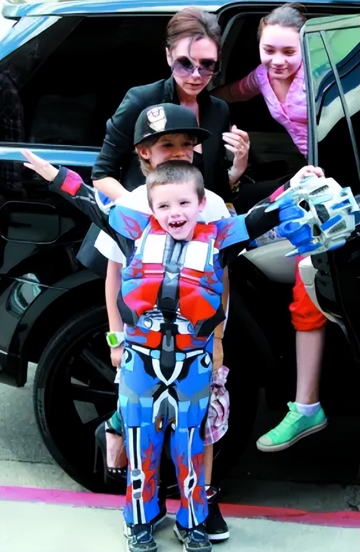 贝克汉姆布鲁克林17岁,贝克汉姆贝小七今年多大了