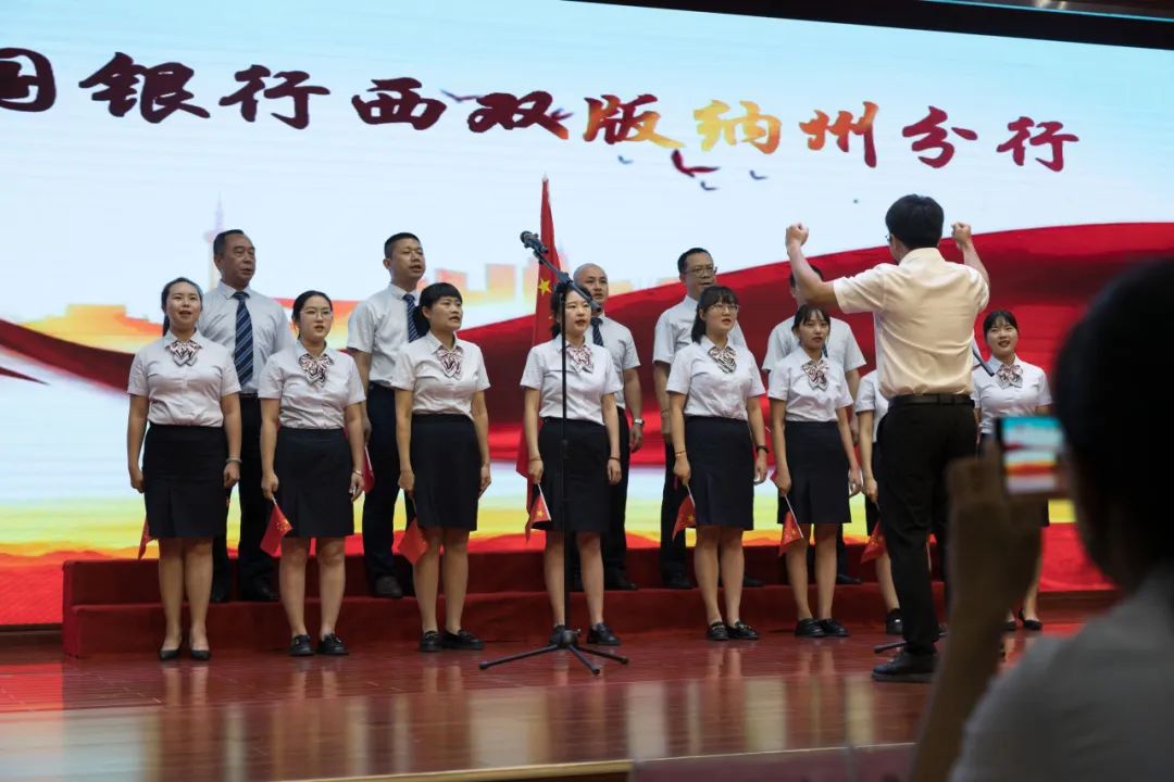 以深情的歌声向党的生日献礼,嘹亮的歌声向党献礼