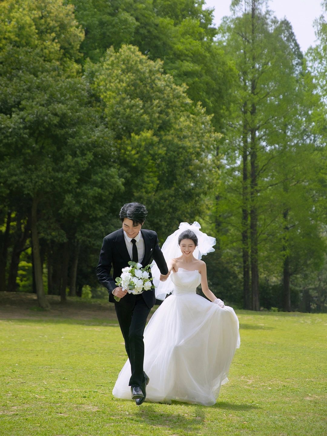 草坪蓝天白云森系婚纱照,森系可爱活泼草坪婚纱照