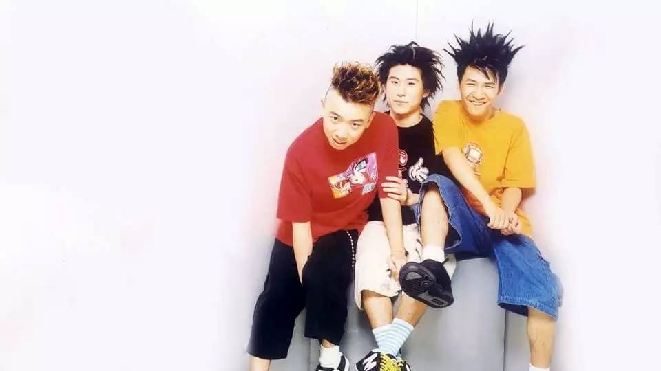 昔日爆红组合街头卖唱,曾经红极一时现在却卖唱的歌手