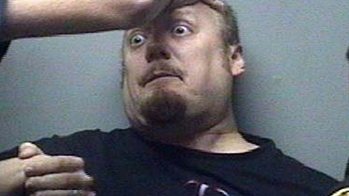 挖掘机抓玩具,挖掘机抓着飞机在飞的视频