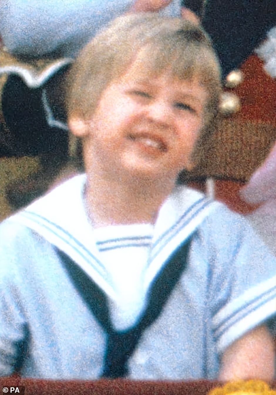 英国女王登基庆典凯特赢很大？纯白穿搭迷人优雅，带萌娃站C位