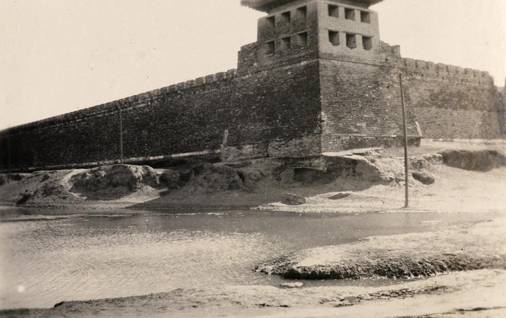 日军罪行照片：攻陷香港后兽性毕露，当场轮番侵犯新婚女明星