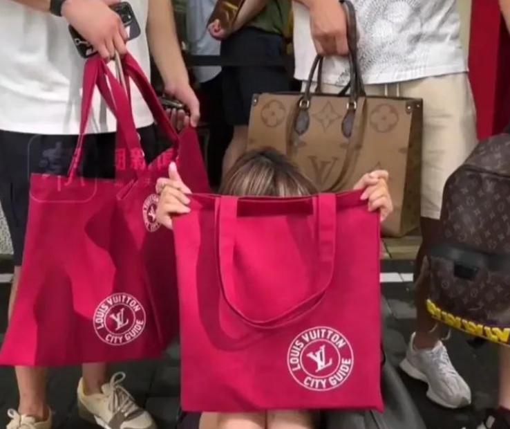 网友批高价炒lv帆布袋又蠢又虚荣,网友批高价炒lv帆布袋