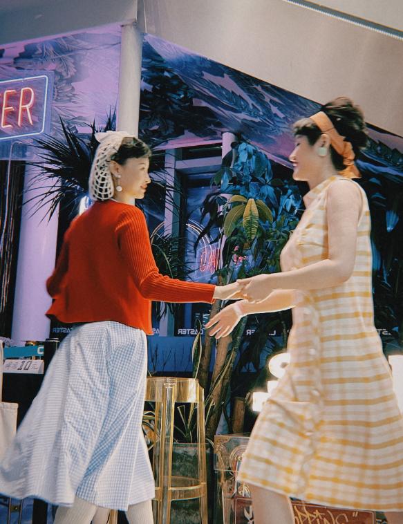 她复刻百年前的“女团”：穿流苏吊带、在舞池摇摆