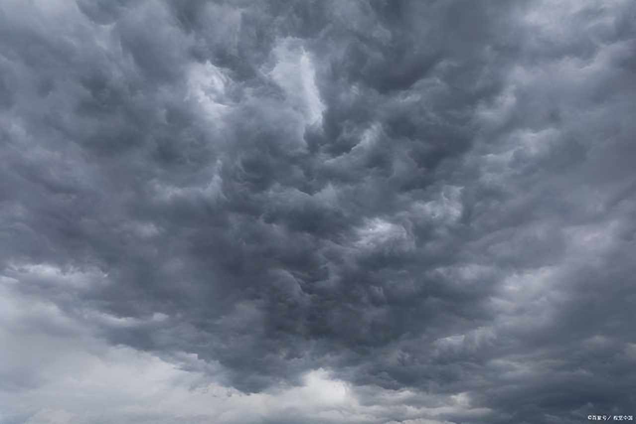 7名村民4000米高山挖虫草，山上过夜遭雷击身亡，惨剧为何发生？