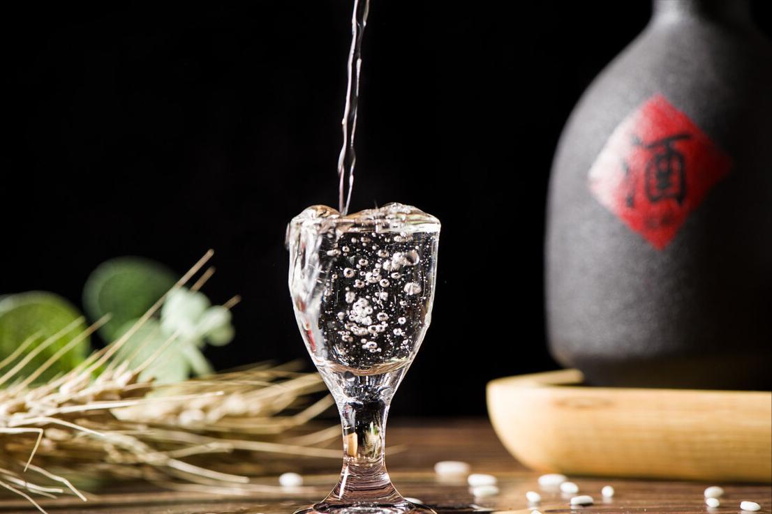 牛栏山二锅头绿瓶和白瓶区别,牛栏山二锅头辨别纯粮酒