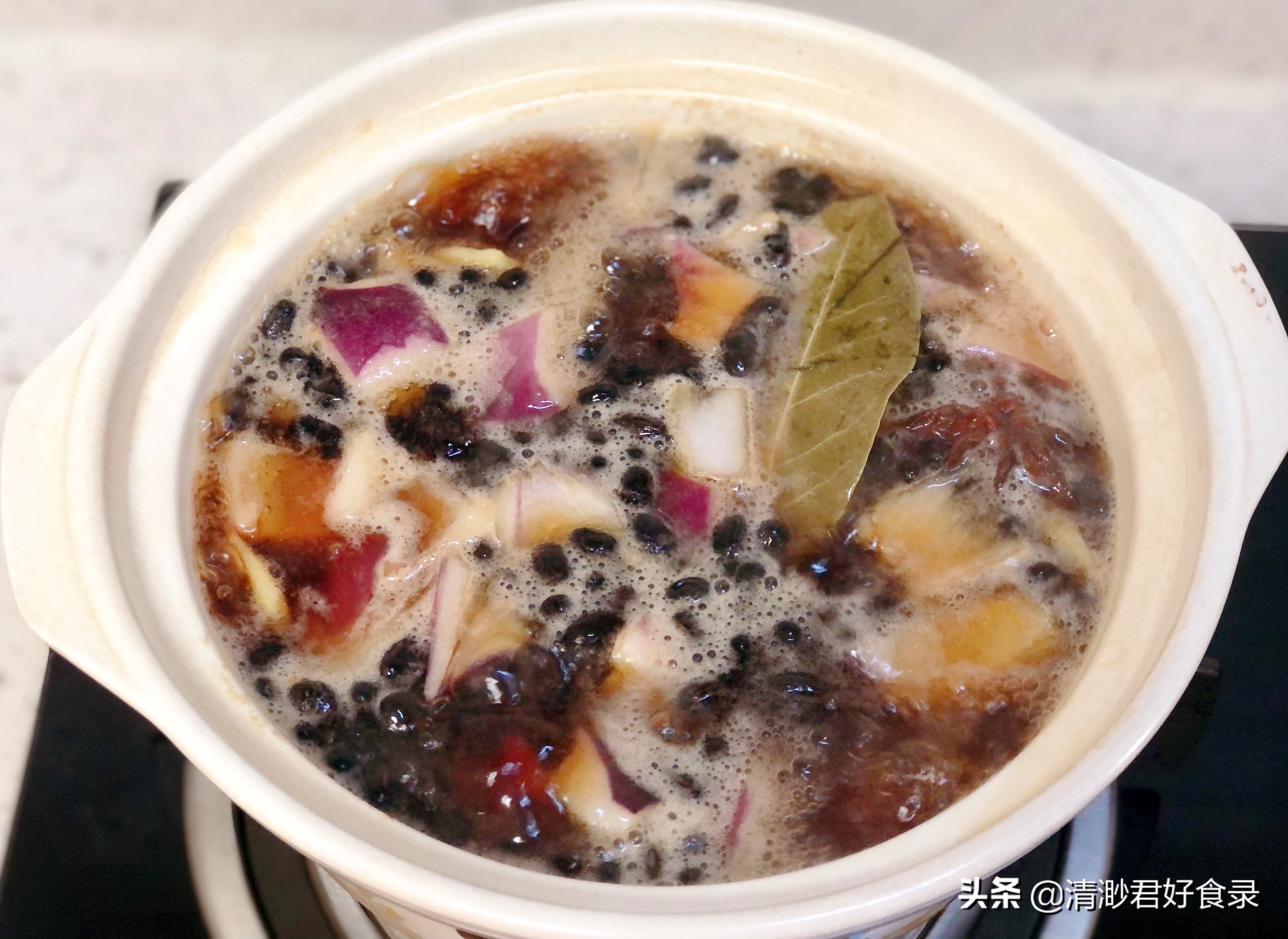 82岁奶奶用“长寿豆”炖猪蹄，教我不要乱加调料，吃一次忘不了