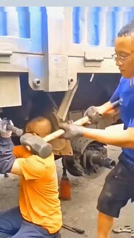 女孩子看起来外表美丽，其实裤袜已经掉到大腿根了！哈哈哈