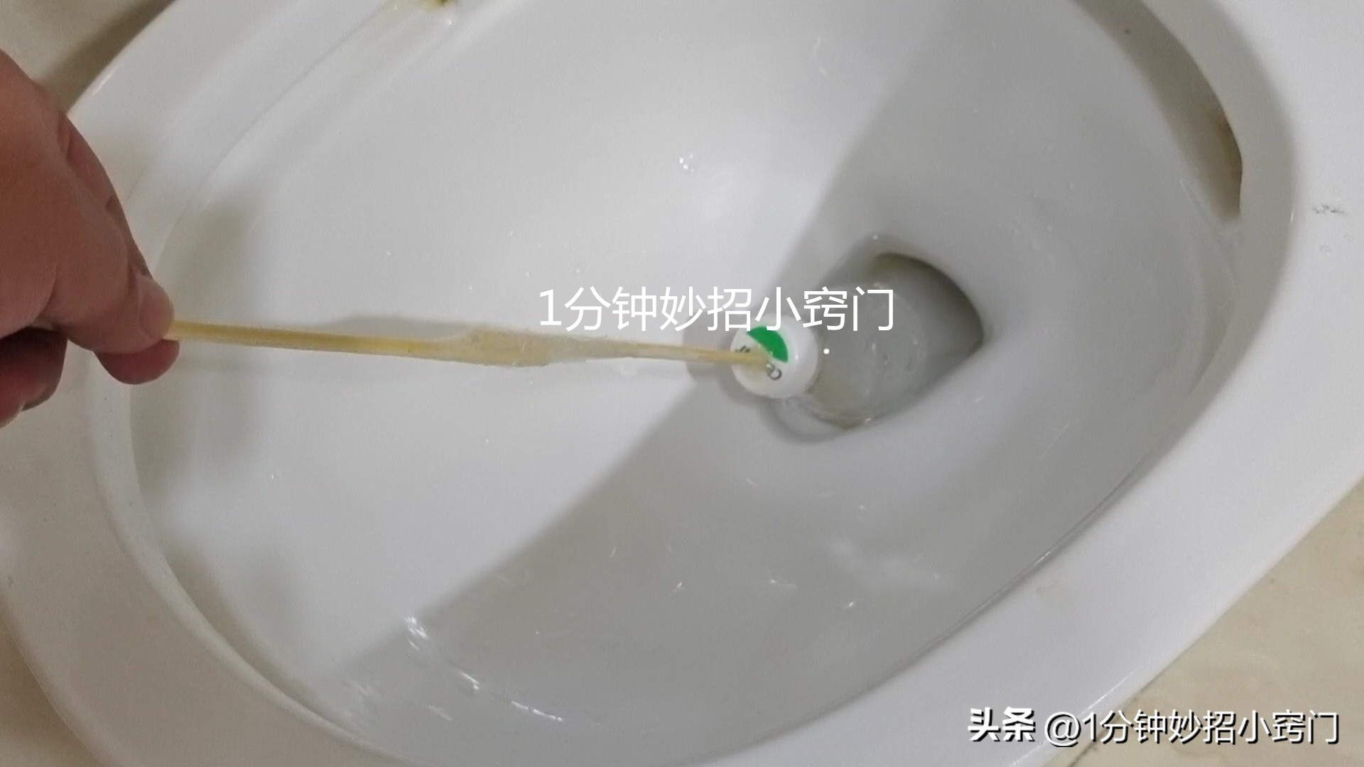 马桶被筷子卡住了怎么快速疏通,用什么方法可以堵马桶