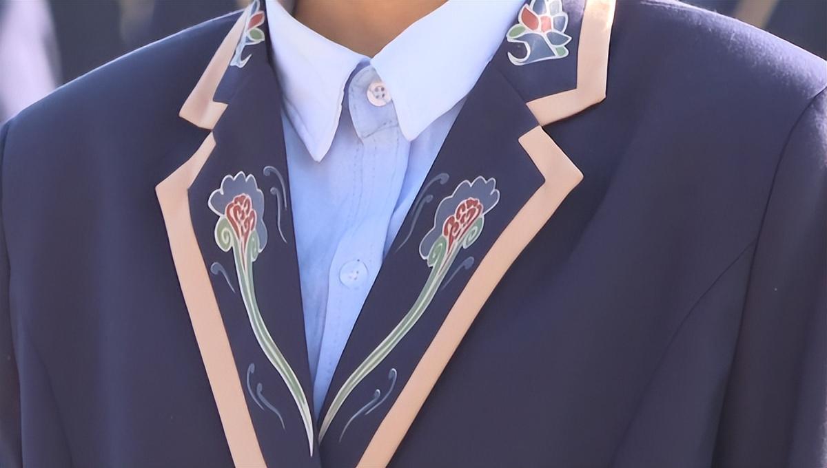 鐢樿們瀛︾敓鏍℃湇,鐢樿們姘戞棌瀛︽牎鏍℃湇