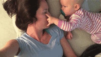 贵州妈妈将婴儿脸朝下摔地后转身就走:女人的崩溃,往往从这一点开始