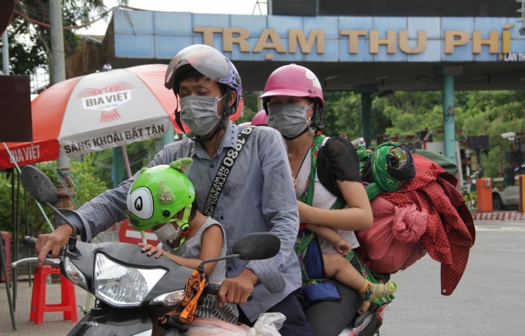 太难了！越南工厂订单骤减，大批农民工返乡，在城里只能摘野菜吃