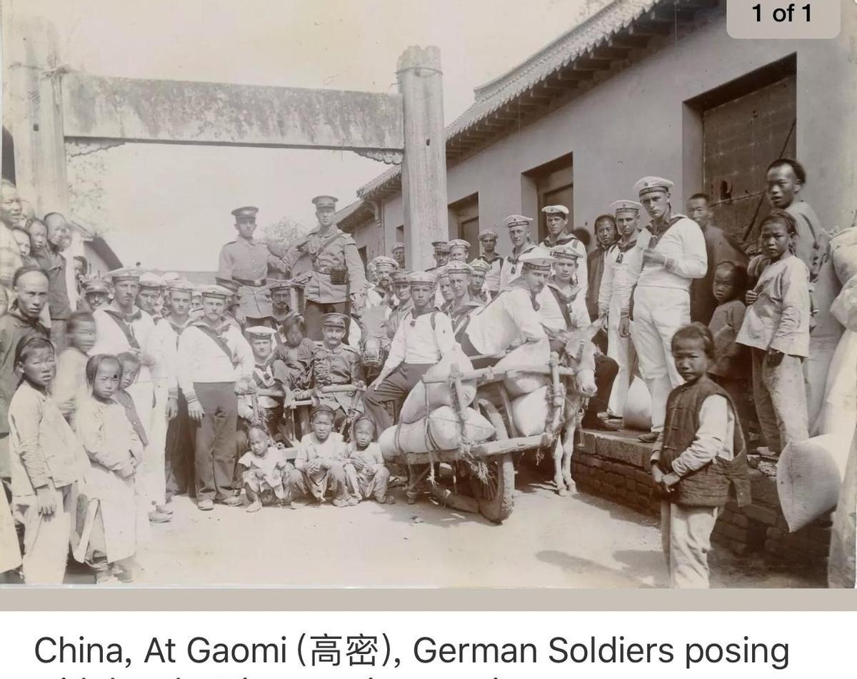 高清老照片：旗人格格大腿岔开豪放洗衣，地主三妻四妾不输女明星